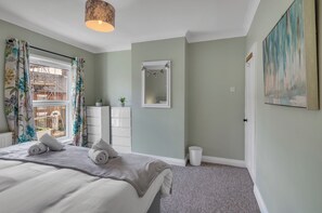 Iron/ironing board, WiFi, bed sheets - Cozy Norwich Stay Near Cathedral + Parking (Norwich)