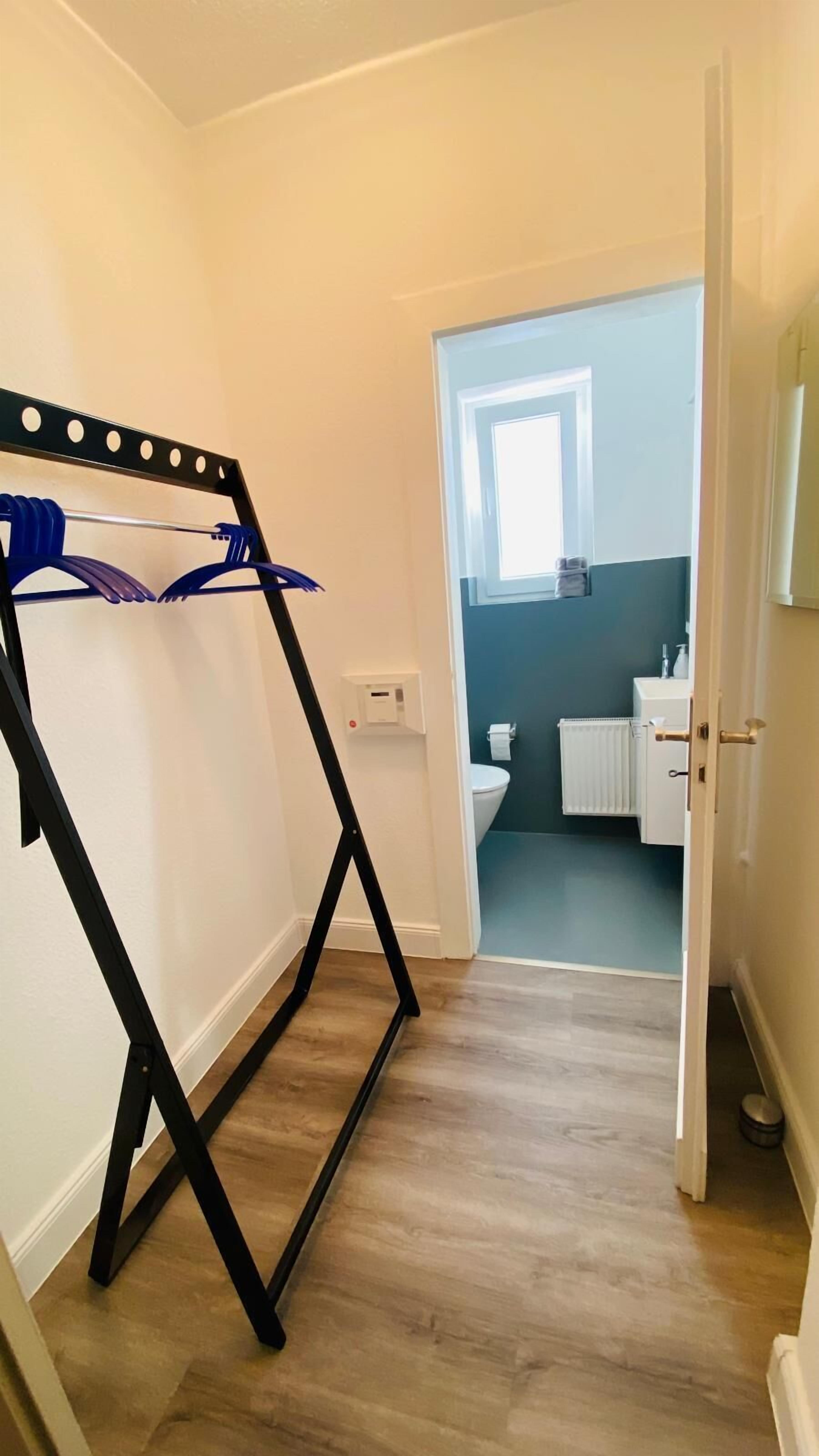 Haartrockner, Handtücher, Seife, Toilettenpapier