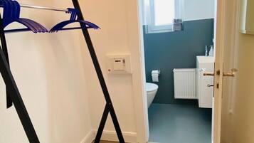 Haartrockner, Handtücher, Seife, Toilettenpapier