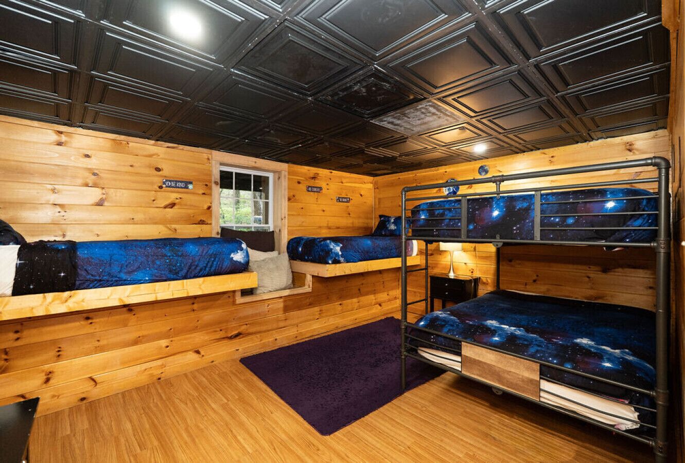 11 Schlafzimmer, Schreibtisch, Bügeleisen/Bügelbrett, Reisekinderbett