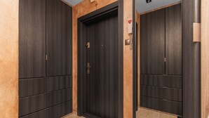Căn hộ tiện nghi đơn giản, ban công | Nội thất
