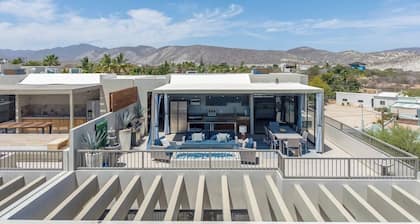 Modern 4BR Villa with Rooftop & Pickleball