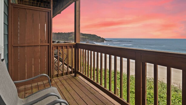 A wooden deck with a view of the ocean and a beach. - Sunset Haven (Depoe Bay)