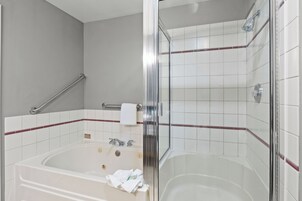 Bañera y ducha independientes, secador de pelo, toallas, jabón