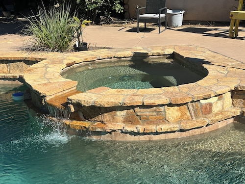 Relaxing  1-bedroom suite on farmhouse property next to water fountain