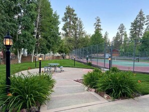 Outdoor dining - Bearfoot Lake Escape (Big Bear Lake)