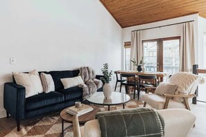 TV, fireplace, offices - Bearfoot Lake Escape (Big Bear Lake)