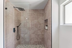 Shower, hair dryer, towels, shampoo - A-Frame in Moonridge, Big Bear Lake - A/C, Hot Tub (Big Bear Lake)