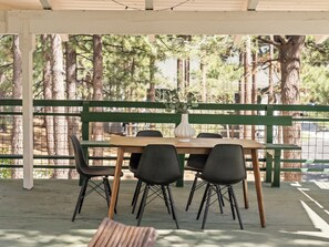 Outdoor dining - A-Frame in Moonridge, Big Bear Lake - A/C, Hot Tub (Big Bear Lake)