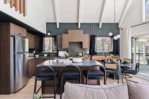 Fridge, microwave, oven, stovetop - A-Frame in Moonridge, Big Bear Lake - A/C, Hot Tub (Big Bear Lake)