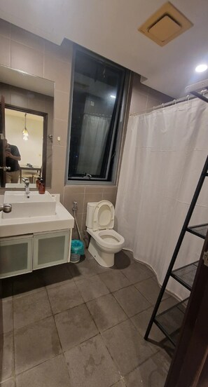 Hair dryer, towels, soap, toilet paper - Mercu summer suites klcc by Amna (Kuala Lumpur)