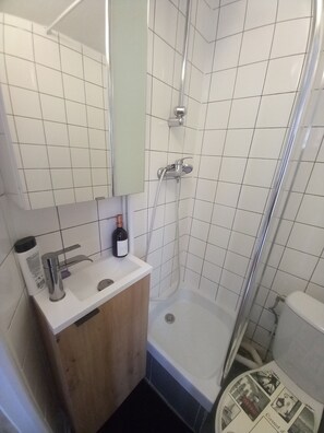 Bathroom - Vrbo Property (Paris)