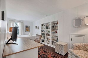 3 bedrooms, desk, iron/ironing board, free WiFi