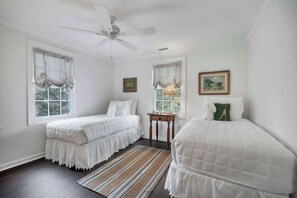 3 habitaciones, escritorio, tabla de planchar con plancha y wifi gratis 
