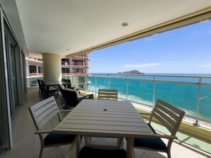 Outdoor dining - Stunning 3BDR Oceanfront Las Gavias Golden (Mazatlán)