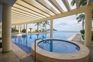 A heated pool - Stunning 3BDR Oceanfront Las Gavias Golden (Mazatlán)