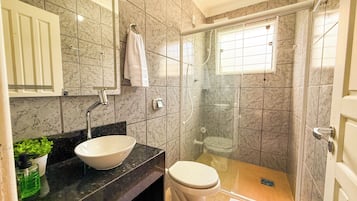 Quarto superior, varanda | Banheiro