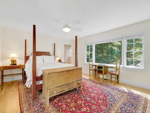 3 quartos, escrivaninha, ferros/tábuas de passar roupa, berço de viagem