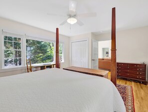 3 bedrooms, desk, iron/ironing board, travel cot