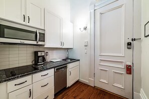 Fridge, microwave, oven, stovetop - Beacon Luxe Suites (Boston)