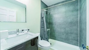 Ein Badezimmer mit Badewanne, Toilette und Duschvorhang.