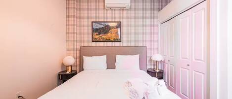 Iron/ironing board, free WiFi, bed sheets