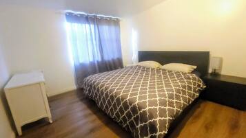 Tabla de planchar con plancha, wifi, ropa de cama