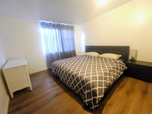 Tabla de planchar con plancha, wifi, ropa de cama