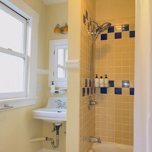 Hair dryer, towels - One bedroom upstairs private apt in Oakland (Oakland)