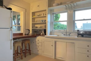 Fridge, microwave, oven, stovetop - One bedroom upstairs private apt in Oakland (Oakland)