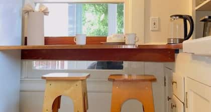 One bedroom upstairs private apt in Oakland