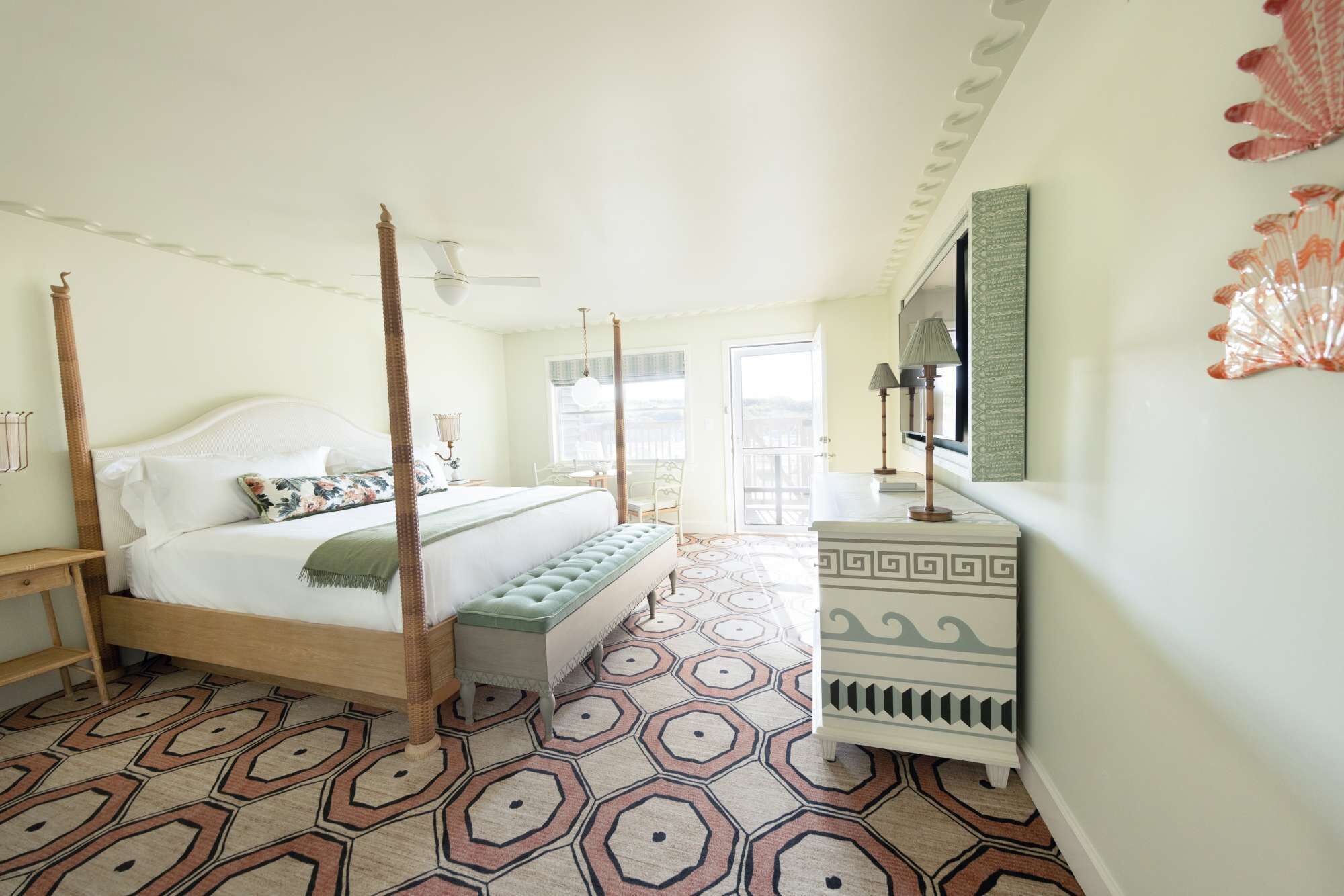 Desk, WiFi, bed sheets