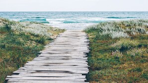 Un camí de fusta que condueix al mar.
