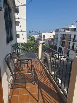 Outdoor dining - QUETZAL APARTMENT FOR 4 PEOPLE, VERY CLOSE TO THE MALECÓN, BARS, AND RESTAURANTS (Puerto Vallarta)