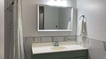 Douche, sĂšche-cheveux, serviettes fournies, savon