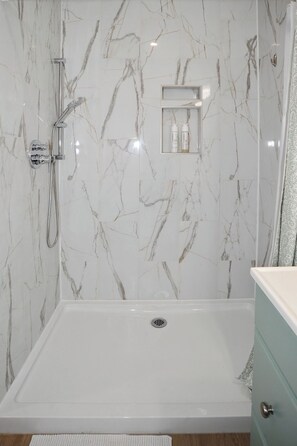 Douche, sèche-cheveux, serviettes fournies, savon