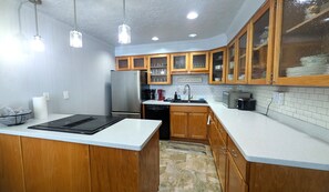 Private kitchen - 3-bedroom Private Townhome. 5 Mins from Airport & UAF. Two Parking Spaces. WARM! (Fairbanks)