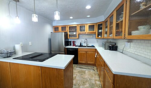 Airport & UAF 5 Mins Away - Large 3BR Townhome, nice kitchen + 2 Parking spaces!