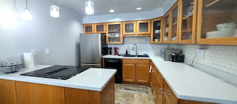 Airport & UAF 5 Mins Away - Large 3BR Townhome, nice kitchen + 2 Parking spaces!