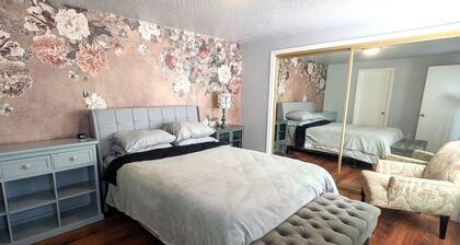 Airport & UAF 5 Mins Away - Large 3BR Townhome, nice kitchen + 2 Parking spaces!