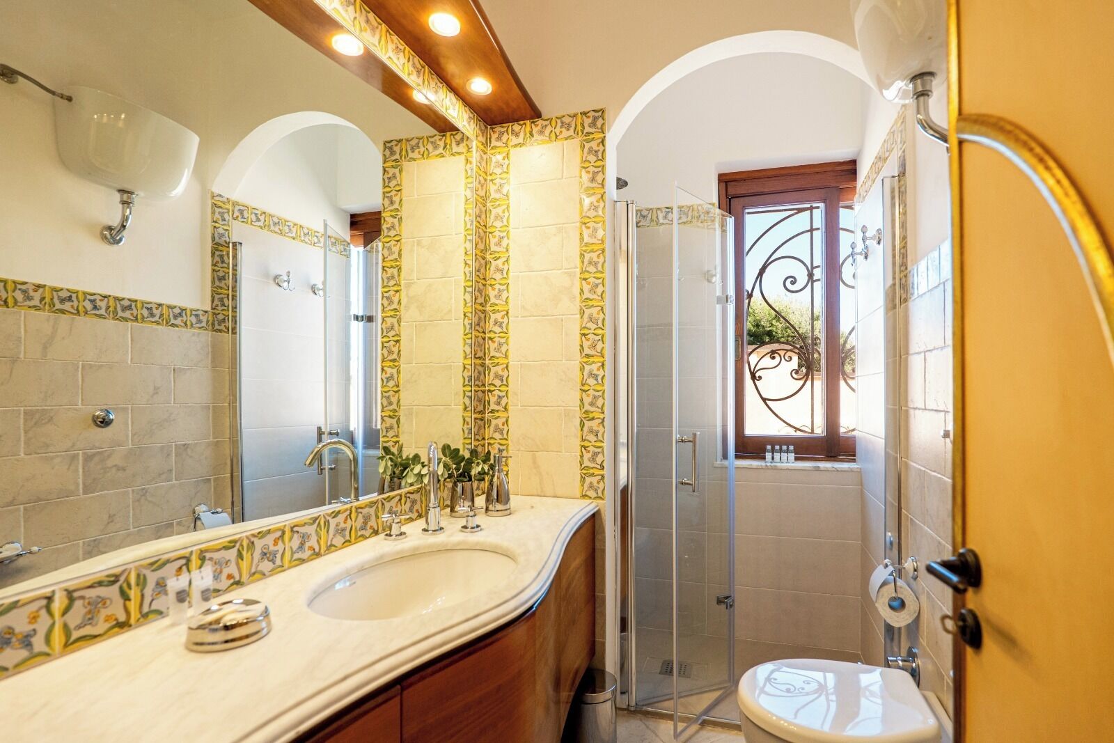 Doccia, asciugacapelli, asciugamani, sapone