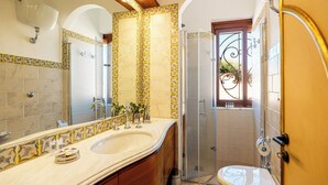 A bathroom with a large mirror, two sinks, a shower, and a toilet. - Seaside villa, suitable for families and friends, only 5 minutes from the Valley of the Temples. (San Leone)