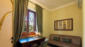 A room with a desk, chair, sofa, and a window with curtains. - Seaside villa, suitable for families and friends, only 5 minutes from the Valley of the Temples. (San Leone)