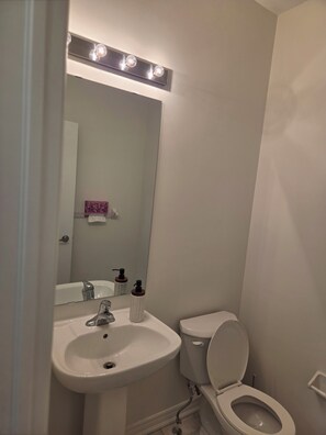 Serviettes fournies, papier de toilette