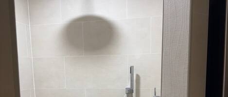 SĂšche-cheveux, serviettes fournies, savon, papier toilette
