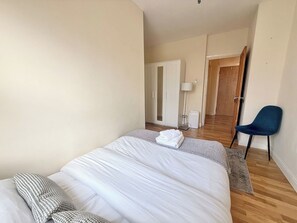 Iron/ironing board, Internet, bed sheets - Spacious One-Bedroom Gem in Central Earls Court (Greater London)