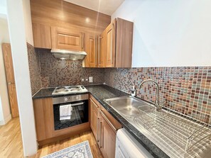 Fridge, microwave, oven, stovetop - Spacious One-Bedroom Gem in Central Earls Court (Greater London)