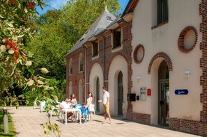 Outdoor dining - T3 près de Honfleur avec balcon | Accès piscine (Gonneville-sur-Honfleur)
