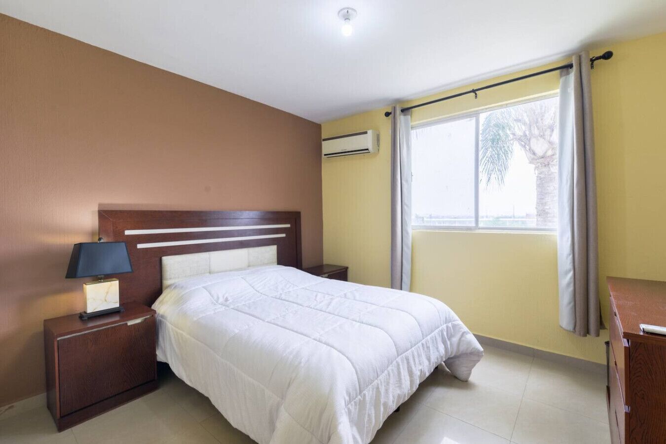 3 bedrooms, desk, WiFi, bed sheets