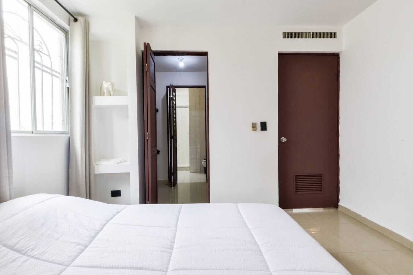 3 bedrooms, desk, WiFi, bed sheets